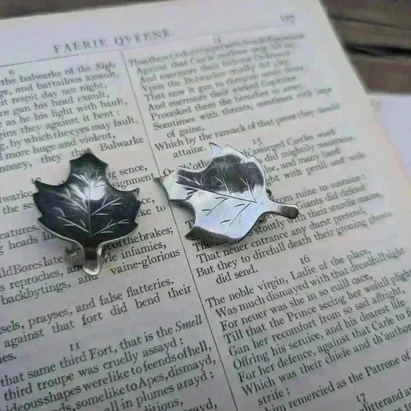 Vintage silver leaf bergerie clip on earrings - Picture 6 of 9